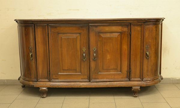 Credenza, Veneto, sec. XVIII, in noce scantonato,