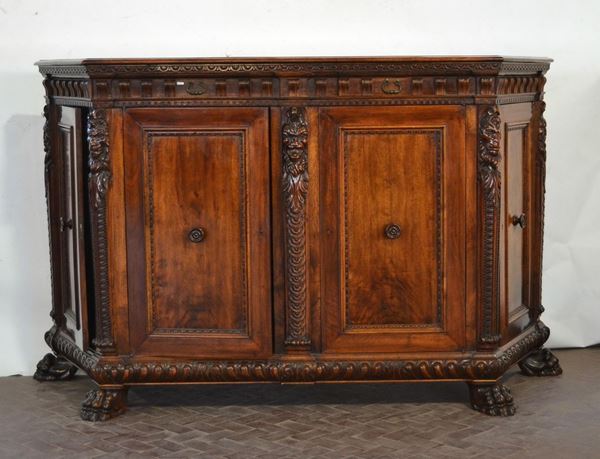 Credenza, in stile rinascimento, in noce scantonato e