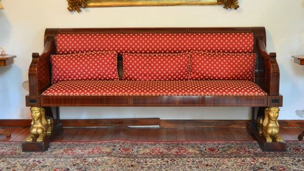 Divano, Biedermeier, sec. XIX, in mogano, laterali e spalliera sagomati,