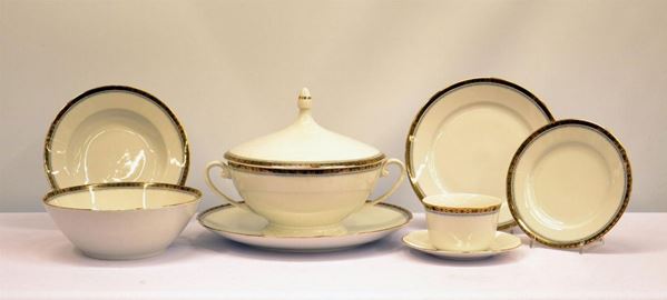 Servito di piatti, sec. XX, in porcellana Bavaria con rigo nero-oro,