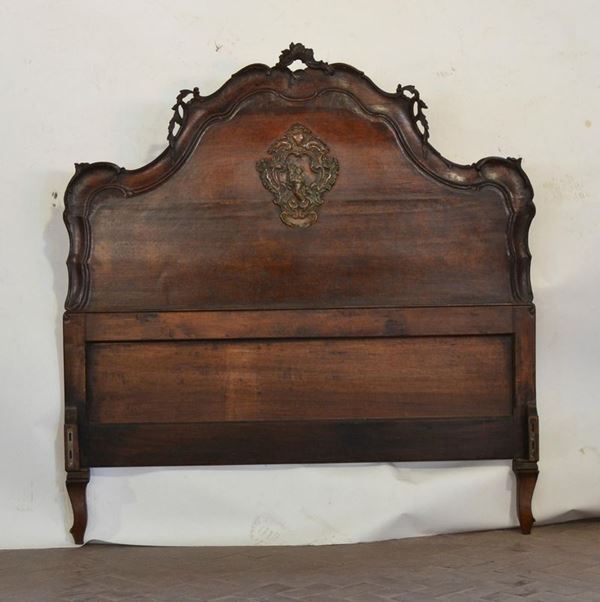Letto singolo, in stile 700, in noce, testata sagomata