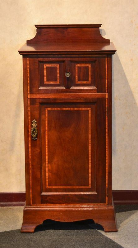 Comodino, Inghilterra, inizi sec. XX, in mogano,