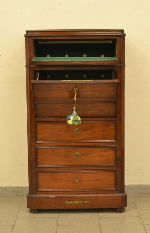 Mobile a colonna, fine sec. XIX , in noce , a due&nbsp;&nbsp;&nbsp;&nbsp;&nbsp;&nbsp;&nbsp;&nbsp;&nbsp;&nbsp;&nbsp;&nbsp;&nbsp;&nbsp;&nbsp;&nbsp;&nbsp;&nbsp;&nbsp;&nbsp;&nbsp;&nbsp;&nbsp;&nbsp;&nbsp;  - Asta ARREDI, OGGETTI D'ARTE, DIPINTI E GIOIELLI - Poggio Bracciolini Casa d'Aste