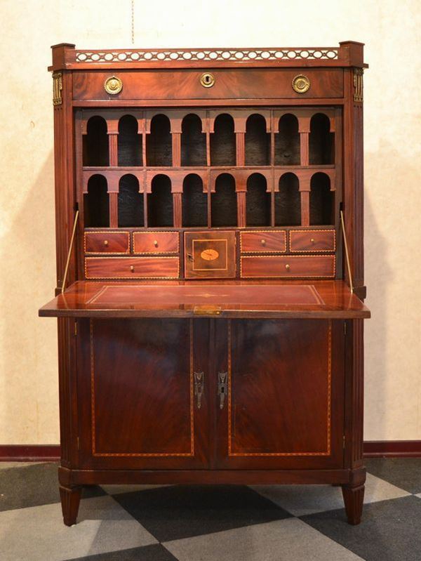Secretaire, Inghilterra, periodo Giorgio III, in mogano intarsiato,&nbsp;&nbsp;&nbsp;&nbsp;&nbsp;&nbsp;&nbsp;