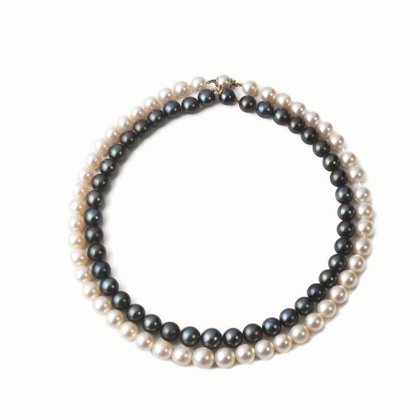 DUE COLLANA IN ORO GIALLO E PERLE COLTIVATE  - Asta INTERNI | GIOIELLI, orologi , Mobili, OGGETTI D'ARTE e Dipinti - Poggio Bracciolini Casa d'Aste