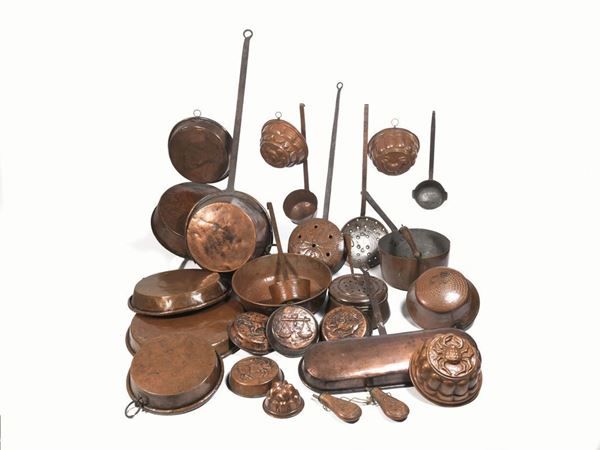 LOTTO DI VENTISEI OGGETTI IN RAME, SECOLO XIX