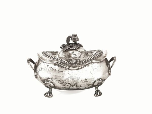 GRANDE ZUPPIERA, SECOLO XX  - Asta INTERNI | GIOIELLI, orologi , Mobili, OGGETTI D'ARTE e Dipinti - Poggio Bracciolini Casa d'Aste