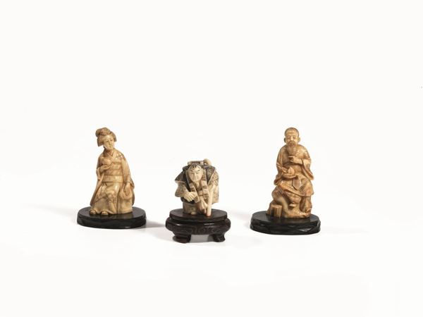 TRE INTAGLI GIAPPONE SEC. XIX  - Asta INTERNI | GIOIELLI, orologi , Mobili, OGGETTI D'ARTE e Dipinti - Poggio Bracciolini Casa d'Aste