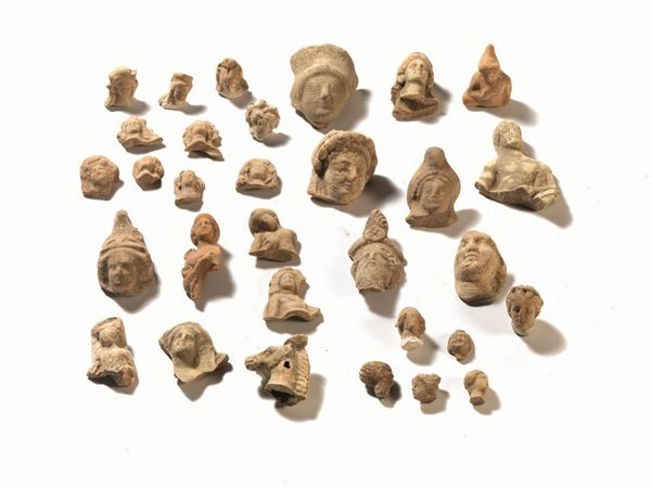 LOTTO DI TRENTUNO REPERTI, IV-III SECOLO A. C.  - Asta INTERNI | GIOIELLI, orologi , Mobili, OGGETTI D'ARTE e Dipinti - Poggio Bracciolini Casa d'Aste
