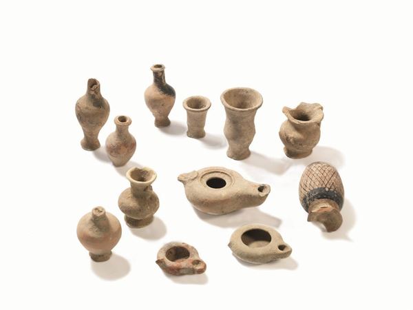 LOTTO DI DODICI REPERTI, IV-III SECOLO A. C.  - Asta INTERNI | GIOIELLI, orologi , Mobili, OGGETTI D'ARTE e Dipinti - Poggio Bracciolini Casa d'Aste