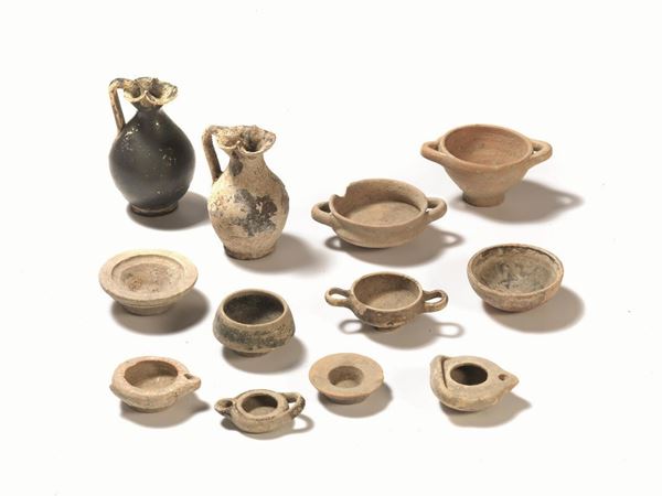LOTTO DI DODICI REPERTI, IV-III SECOLO A. C.  - Asta INTERNI | GIOIELLI, orologi , Mobili, OGGETTI D'ARTE e Dipinti - Poggio Bracciolini Casa d'Aste