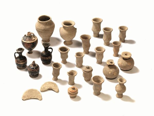 LOTTO DI VENTISEI REPERTI, IV-III SECOLO A. C.  - Asta INTERNI | GIOIELLI, orologi , Mobili, OGGETTI D'ARTE e Dipinti - Poggio Bracciolini Casa d'Aste