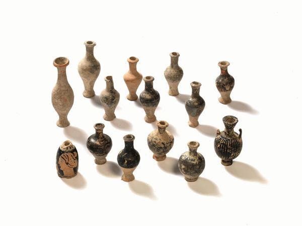 LOTTO DI QUATTORDICI REPERTI, IV-III SECOLO A. C.  - Asta INTERNI | GIOIELLI, orologi , Mobili, OGGETTI D'ARTE e Dipinti - Poggio Bracciolini Casa d'Aste