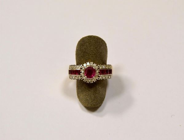 ANELLO IN ORO GIALLO E ORO BIANCO,DIAMANTI E RUBINI