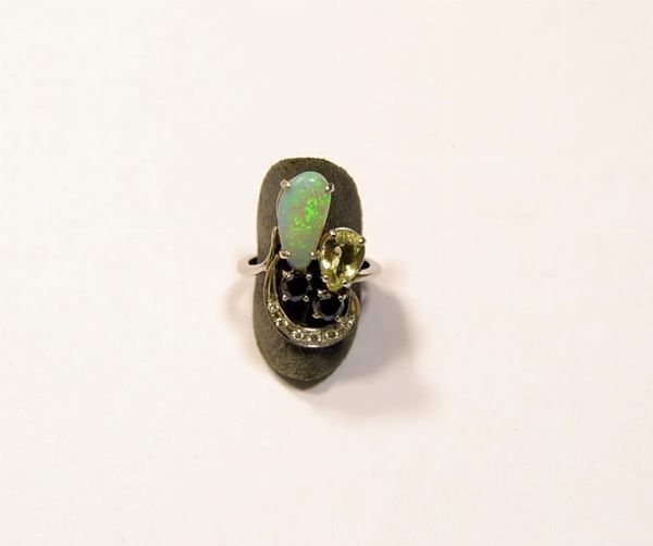 ANELLO IN ORO BIANCO, DIAMANTI E PIETRE  - Asta ANTIQUARIATO, COLLEZIONISMO E GIOIELLI - Poggio Bracciolini Casa d'Aste