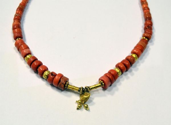 COLLANA IN ORO GIALLO E CORALLO