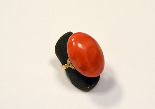 ANELLO IN ORO GIALLO E CORALLO                                            