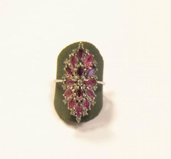 Anello in oro bianco , diamanti e rubini