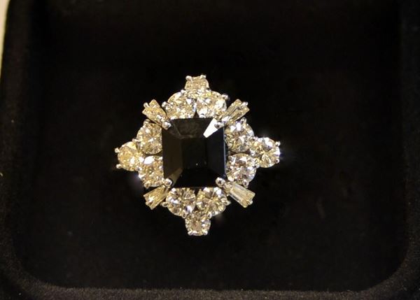 ANELLO IN ORO BIANCO, DIAMANTI E ZAFFIRO