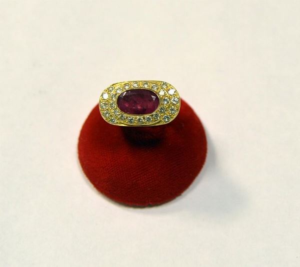 ANELLO IN ORO GIALLO, DIAMANTI E RUBINO