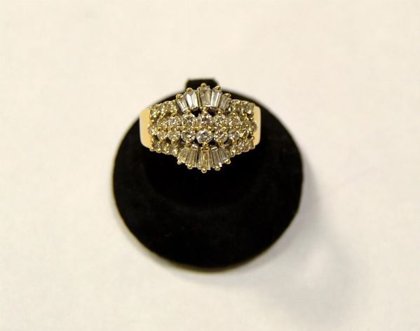 ANELLO IN ORO GIALLO, ORO BIANCO E DIAMANTI