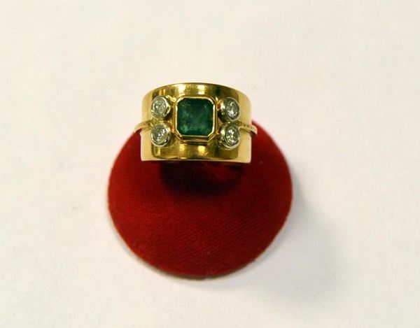 ANELLO IN ORO GIALLO, RUBINO E DIAMANTI