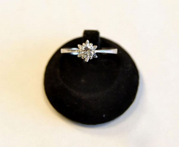 ANELLO IN ORO BIANCO E DIAMANTE  - Asta ANTIQUARIATO, COLLEZIONISMO E GIOIELLI - Poggio Bracciolini Casa d'Aste