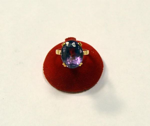 ANELLO IN ORO GIALLO E AMETISTA                                             - Asta ANTIQUARIATO, COLLEZIONISMO E GIOIELLI - Poggio Bracciolini Casa d'Aste