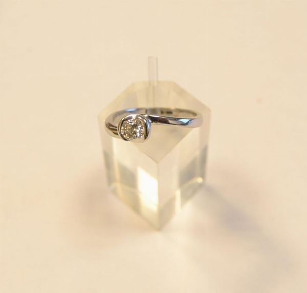 ANELLO IN ORO BIANCO E DIAMANTE  - Asta ANTIQUARIATO, COLLEZIONISMO E GIOIELLI - Poggio Bracciolini Casa d'Aste