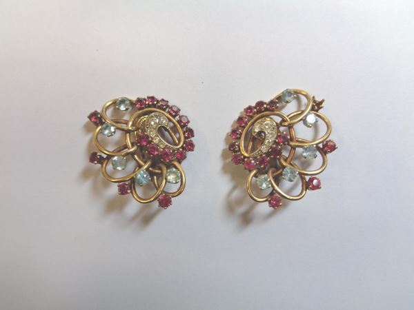 PAIO DI ORECCHINI IN ORO GIALLO 14 K, RUBINI, ACQUEMARINE E DIAMANTI