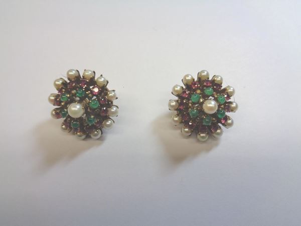 PAIO DI ORECCHINI IN ORO GIALLO, PERLE, RUBINI E SMERALDI  - Asta ANTIQUARIATO, COLLEZIONISMO E GIOIELLI - Poggio Bracciolini Casa d'Aste