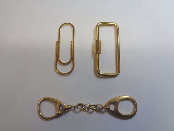 DUE PORTACHIAVI E UNA SPILLA FERMABANCONOTE IN ORO GIALLO