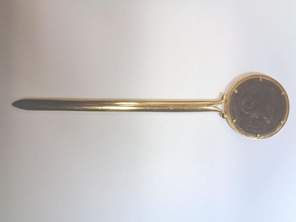 TAGLIACARTE IN ORO GIALLO E MONETA