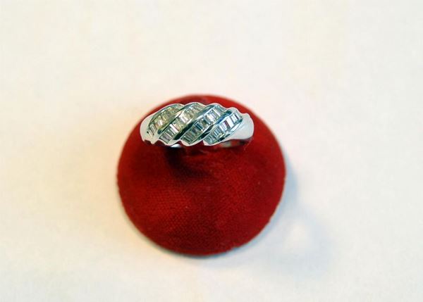 ANELLO IN ORO BIANCO E DIAMANTI