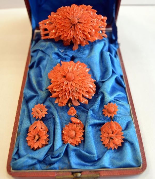PARURE , INIZI SEC. XX IN ORO A BASSO TITOLO E CORALLO,