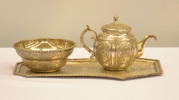 VASSOIETTO CON TEIERA E TAZZINA, MEDIO ORIENTE, SECOLO XX&nbsp;&nbsp;&nbsp;&nbsp;&nbsp;&nbsp;&nbsp;&nbsp;&nbsp;&nbsp;&nbsp;&nbsp;&nbsp;&nbsp;&nbsp;&nbsp;&nbsp;