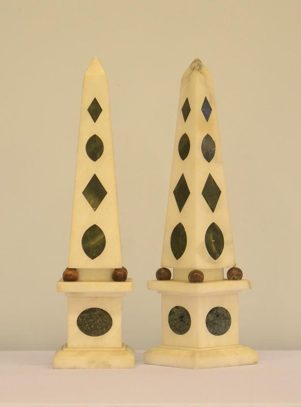 Coppia di obelischi, sec. XX, in marmo,