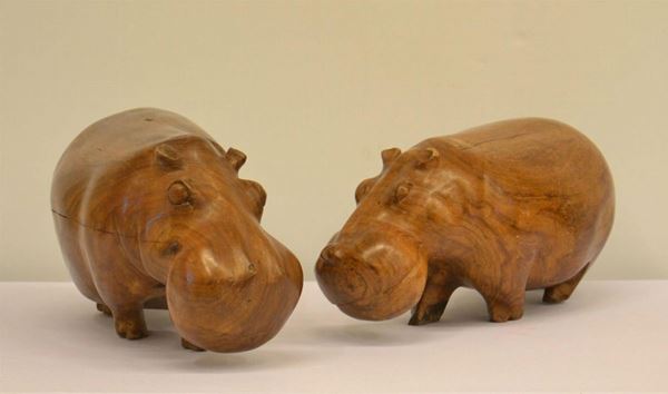 Due sculture, sec. XX, in legno, raffiguranti