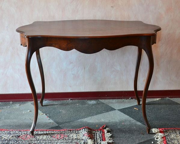 Tavolino, Inghilterra, inizi sec. XX, in radica  - Asta ANTIQUARIATO, COLLEZIONISMO E GIOIELLI - Poggio Bracciolini Casa d'Aste