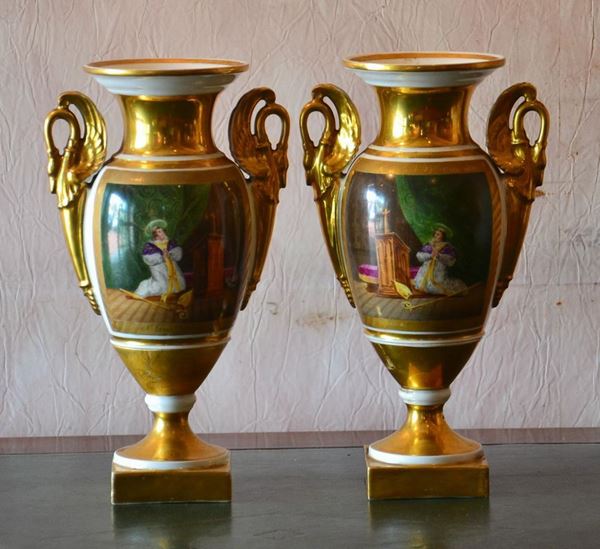 Coppia di vasi, in stile Impero, in porcellana decorata a