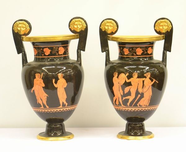 Coppia di vasi, sec. XX, in porcellana, decorata con