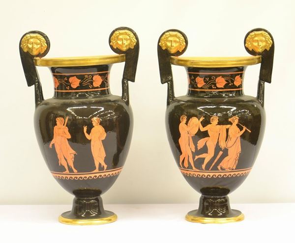 Coppia di vasi, sec. XX, in porcellana, decorata con  - Asta ANTIQUARIATO, COLLEZIONISMO E GIOIELLI - Poggio Bracciolini Casa d'Aste