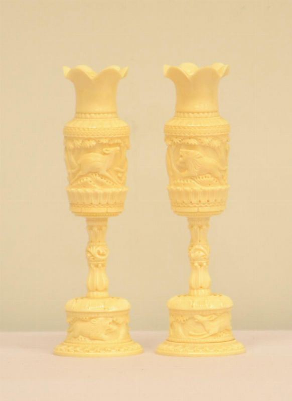 Coppia di vasetti, sec. XX, in avoriolina incisa a