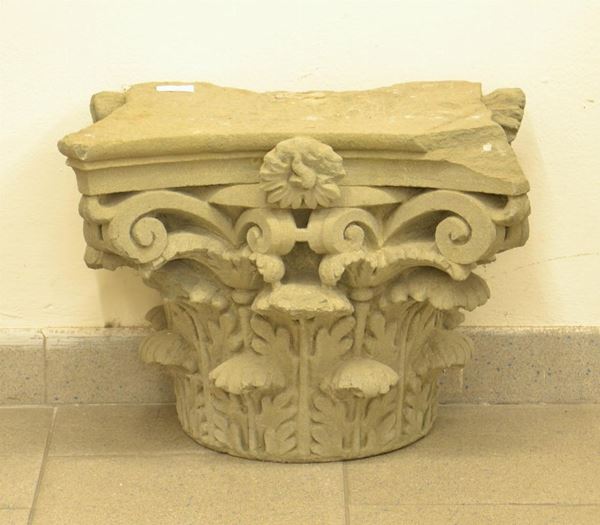 Capitello, sec. XVII, in pietra serena lavorata a