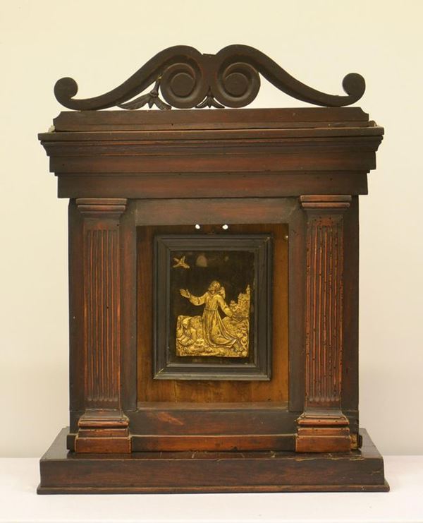 Piccolo tabernacolo da viaggio, sec. XIX, in noce intagliato,