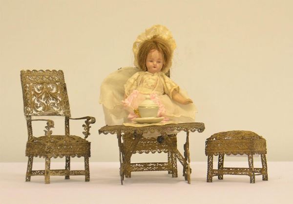 Set da bambola, inizi sec. XX, composto da due poltroncine,