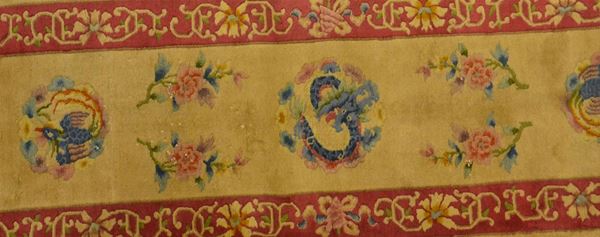 Tappeto cinese, fondo color crema a motivo floreale,  - Asta ANTIQUARIATO, COLLEZIONISMO E GIOIELLI - Poggio Bracciolini Casa d'Aste
