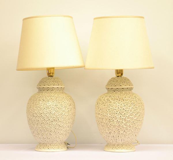 Due lumi da tavolo, sec. XX, in ceramica
