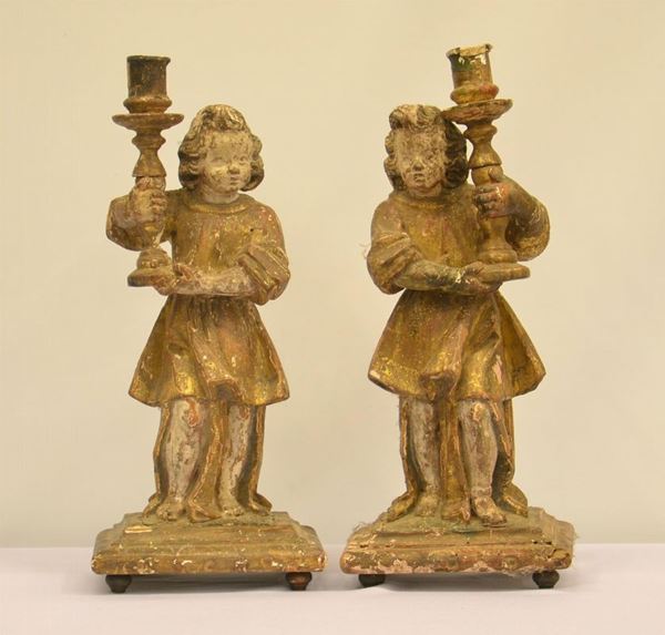 Coppia di candelieri, sec. XIX, in legno laccato e intagliato,