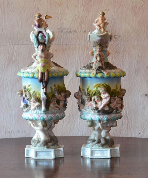 Coppia di brocche, sec. XIX, manifattura Sitzendorf,